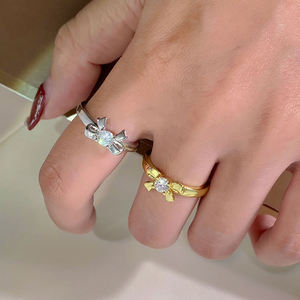Anillo de Compromiso Elegante y Lindo de Plata de Ley 925 con Zirconia en Forma de Lazo, Corte Brillante Redondo de 0.50 CT, Banda Ajustable para Mujer - Product Image 2