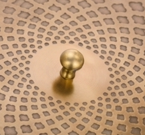 Boîte de rangement ronde en métal pour épices avec couvercle perforé, organiseur de cuisine vintage pour masala et assaisonnements - Product Image 2