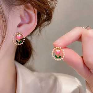 Pendientes Coreanos con Perlas, Mariposas y Tulipanes a Precio de Mayoreo - Product Image 3