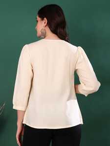 เสื้อท่อนบนผ้าเรยอนสีพีชสำหรับผู้หญิง ทรงปกติ ปักลาย ตกแต่งด้วยแขนสามส่วนและคอรูรูปทรงกุญแจ ออกแบบมาเพื่อการสวมใส่ลำลองแบบสากล - Product Image 4