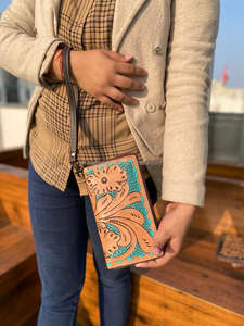 Pochette à bracelet en cuir véritable faite à la main de style occidental pour femmes pochette en cuir sculptée de couleur turquoise de taille compacte de vente chaude - Product Image 4