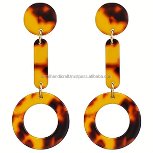 Nouvelle couleur Boucles d'oreilles en résine accessoires de luxe de créateur Boucles d'oreilles en résine accessoires premium de créateur - Product Image 3