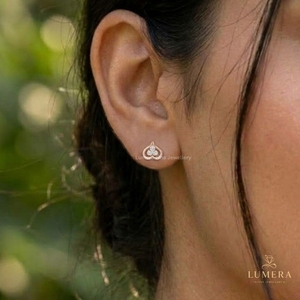 Pendientes Románticos con Tres Piedras en Forma de Corazón, con Diamantes Redondos de Corte Brillante, Diseño Calado, Regalo de Aniversario y San Valentín - Product Image 1