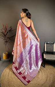 Sari en soie Kanjivaram tissé à la main avec bordure contrastée de designer et pallu en zari argenté - Product Image 4