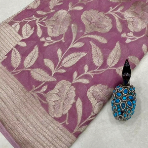 Sari de luxe en soie crêpe Khadi avec pallu en tissage Jari riche, pompons fantaisie, motif floral Jaal, bordure Jari doublée - Product Image 1