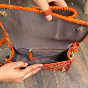 Bolso de mano de cuero personalizado OEM al por mayor, bolso de mano hecho a mano para mujer, monedero floral occidental con correa y ranura para la mano - Product Image 6