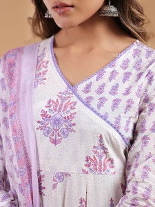 Conjunto de traje Anarkali de diseño para mujer, con estampado floral lila y blanco, kurta larga acampanada, pantalones estampados a juego y dupatta, estilo étnico indio. - Product Image 5