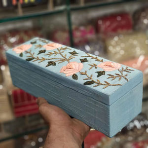 Caja de Regalo Bordada de Alta Calidad en Color Marfil, Caja Cuadrada de Madera Hecha a Mano para Bodas, con Hilo Dorado y Diseño Floral en Tela de Mezcla de Seda - Product Image 4