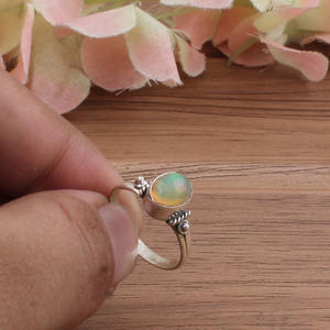 Bague en argent sterling avec opale naturelle ovale, sertie clos, pour femme, idéale pour la superposition - Product Image 2