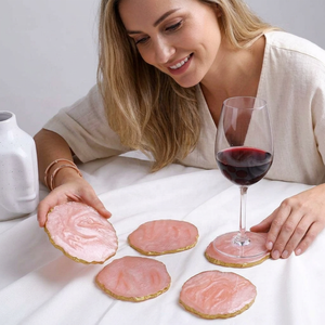 Collection artisanale de dessous-de-verre ovales modernes personnalisables en résine rose avec bord doré, tapis antidérapants écologiques pour la décoration de table - Product Image 1