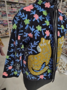Blouson bomber brodé à la main pour femme avec motif floral et motif chat, fermeture éclair, style automne, cadeau pour elle - Product Image 2