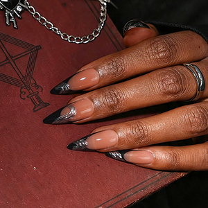 BTARTBOX Uñas Postizas de Lujo para Halloween, Uñas de Gel Suave Estilo Gótico, Largas y en Forma de Stiletto, Punta Francesa Negra, Uñas 3D Doradas a Presión - Product Image 1