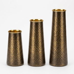 Ensemble de 3 vases en fonte faits à la main, 12 cm, finition laiton antique, ensemble de vases martelés gradués pour la décoration intérieure, les hôtels et les mariages - Product Image 1