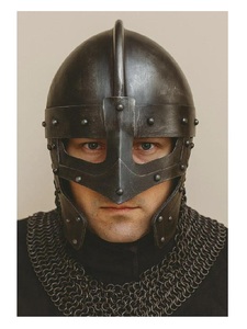 Casque normand en acier moulé avec aventail en maille, armure portative pour adulte, accessoire de costume, décoration et présentation - Product Image 1