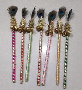 Ensemble de bâtons Dandiya en plumes de paon artisanales, légers et élégants pour les célébrations festives - Product Image 1
