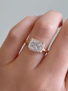 Bague de fiançailles en diamant de laboratoire radiant est-ouest 2 CT, sertie clos. Certifié IGI - Product Image 3