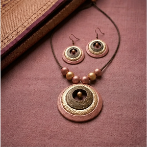 KOTTRAVAI Ensemble collier et boucles d'oreilles en cuir de vachette antique avec pendentif circulaire, bijoux d'art populaire du Tamil Nadu, cadeau - Product Image 1
