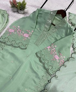 Ensemble ethnique FANCY MUL CHANDERI en coton brodé de sequins avec détails découpés, comprenant un haut, un pantalon palazzo et un dupatta, couleur menthe, séchage rapide - Product Image 6