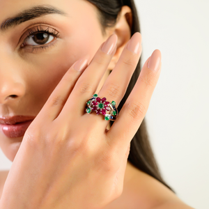 พลอยธรรมชาติหลากสีสุดหรู ทับทิม มรกต ไพลิน ดีไซน์รูปดอกไม้ แหวนหมั้น/แหวนค็อกเทล เงินแท้ 925 ชุบโรเดียม - Product Image 2