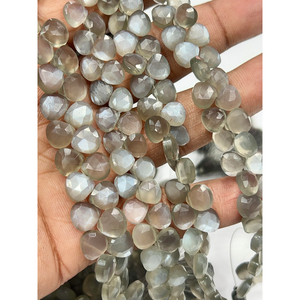 Perles Briolette en Pierre de Lune Grise Naturelle Facettée en Forme de Cœur, Taille 6-7mm environ. Fil de 8 pouces - Product Image 1