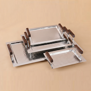 Juego de bandejas apilables de metal plateado con diseño martillado, forma rectangular con elegantes asas de madera, bandeja de lujo para servicio premium. - Product Image 4