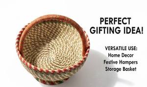 Panier en herbe tressé à la main en gros avec garniture festive et poignée – Panier de rangement écologique et élégant, fait main en matériaux naturels - Product Image 1