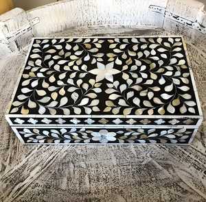 Caja decorativa de madera con incrustaciones de hueso para almacenamiento y exhibición en el hogar de Tradebyd - Product Image 1