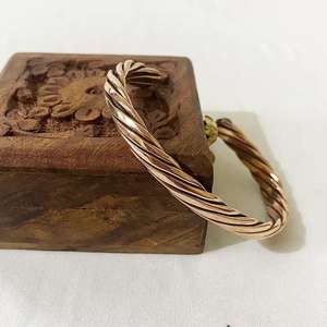 Bracelet manchette unisexe en cuivre martelé fait main, artisanat métallique de luxe, personnalisable pour la remise des diplômes, style antique - Product Image 6