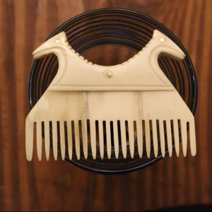 Peine para Barba Vikingo de Hueso de la Mejor Calidad con Funda, Diseño Animal Religioso Tallado en Marfil, Color Natural, 10cm, Tacto Real - Product Image 1