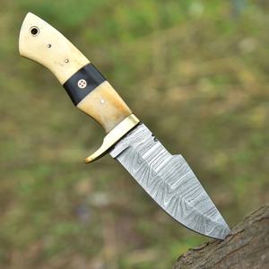 Cuchillo de caza y utilidad multifuncional de hoja fija de acero de Damasco personalizado, mango de asta de ciervo, espiga completa, punta de goteo de grado industrial - Product Image 1