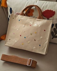 Sac fourre-tout en toile beige avec fleurs et cœurs brodés, style bohème, usage quotidien, 100% toile de coton, écologique - Product Image 1