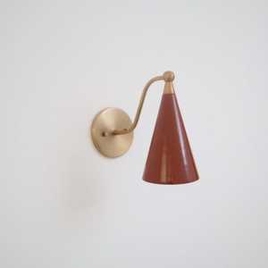 Applique murale en laiton de style Mid-Century Modern, abat-jour conique bordeaux, design géométrique, luminaire d'intérieur pour chambre à coucher - Product Image 2