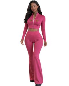 Ensemble de yoga deux pièces rose pour femme : haut court zippé et pantalon évasé taille haute avec broderie papillon – Tenue de fitness et de gym personnalisable OEM - Product Image 1