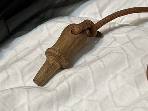 Cargadores de cartuchos artesanales duraderos, auténticos, de cuerno de búfalo, con correa de cuero y tapa/inferior de madera de 12 pulgadas, ideales como regalo de negocios. - Product Image 3