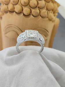 Bague de fiançailles de luxe en or blanc avec diamant de laboratoire taille princesse et pierres latérales, bijou raffiné et étincelant, cadeau idéal pour elle - Product Image 4