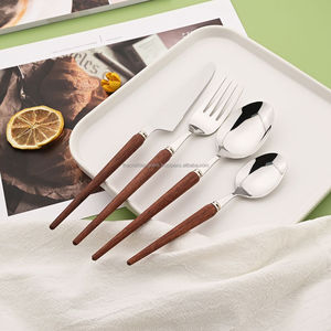 Couverts en métal uniques avec manche en bois conçus pour ajouter de la chaleur et une texture naturelle à tout arrangement de salle à manger moderne - Product Image 1