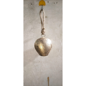 Cloche de Noël antique en métal gravé, or rustique, à suspendre, avec corde en jute, pour la décoration de la maison en période des fêtes - Product Image 3