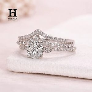 Anillo de compromiso de lujo con diamante cultivado en laboratorio de corte redondo, conjunto de 3 piezas, tiara, corona, anillo curvo tipo chevron para novia - Product Image 4