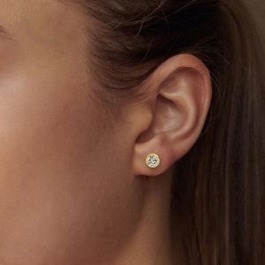 Boucles d'oreilles clous unisexes en moissanite serties clos, en argent sterling plaqué or, solitaires brillants, plusieurs tailles de carats - Product Image 1