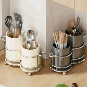 Portacubiertos de hierro pintado a mano para decoración artística de cocina que muestra una artesanía y utilidad únicas. - Product Image 3
