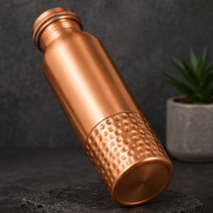 Botella de Cobre Elegante Cuprum DuoLuxe con Base Martillada, Diseño Minimalista, Material de Cobre Puro, Tapa Hermética - Product Image 4