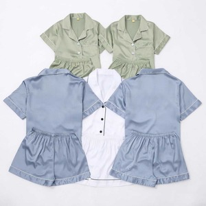 Pyjama court pour femme à manches courtes, haut boutonné et short assorti, en tissu doux et lisse, pour la maison - Product Image 4