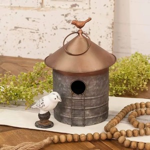 Nichoir à oiseaux en métal minimaliste moderne pour un design de jardin contemporain, magnifiquement conçu par KRAFT WORLD - Product Image 5