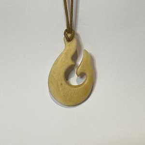 Collar con Colgante de Gancho Tribal Tallado a Mano - Product Image 2