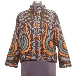 เสื้อแจ็คเก็ตบอมเบอร์คอร์ติสแบบเย็บมือ ระบายอากาศได้ดี เป็นมิตรกับสิ่งแวดล้อม ลายดอกไม้ สไตล์ชนเผ่าโบราณ เสื้อคลุมสำหรับฤดูใบไม้ร่วง 100% - Product Image 1