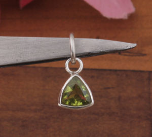 Collar con Colgante de Peridoto Natural en Engaste Vintage, Plata de Ley 925, Corte Trillón, Cadena de Joyería, Regalo de Piedra Natal de Noviembre - Product Image 1