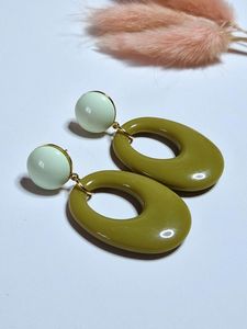 Boucles d'oreilles pendantes Jhumka en résine époxy de designer avec fleurs séchées véritables, en métal plaqué argent, motif floral, bijoux chrétiens tendance pour femmes - Product Image 4