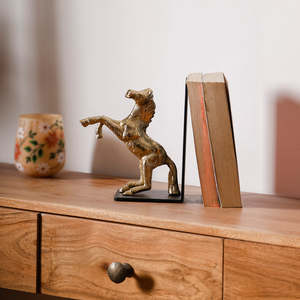 Serre-livres en aluminium doré en forme de cheval avec base en métal noir, sculpture équestre décorative pour bibliothèque, bureau ou étagère - Product Image 2