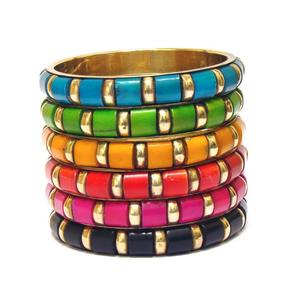 กำไลข้อมือเรซิ่นสีรุ้งสดใสประดับทองเหลือง – กำไลแบบซ้อนหลายสีสไตล์อินเดียสำหรับผู้หญิง ขายส่งเครื่องประดับสำหรับงานเทศกาลและสไตล์โบโฮ - Product Image 1