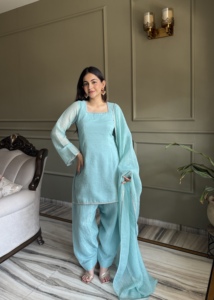 Presentamos el nuevo y exclusivo traje Farshi Salwar en tela de seda crujiente con detalles en Siroski, conjunto con top y dupatta, listo para usar. - Product Image 2